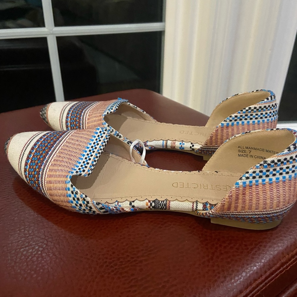 Women’s flats. Restricted brand. Adorable and go with everything!